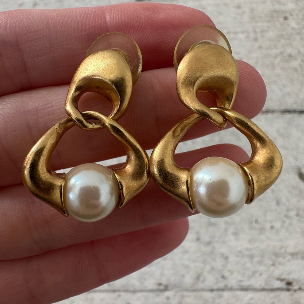Vintage 80s Gold Tone Interlocking Faux Pearl Earrings Luxe Look